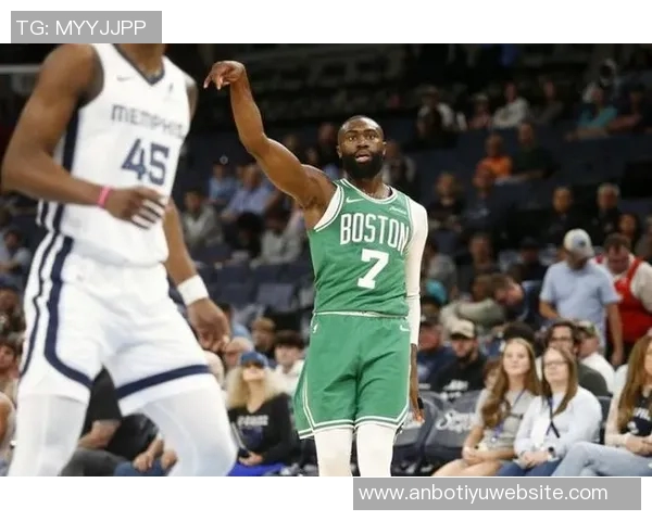 杰伦布朗半场表现全面9分9板6助助力球队攻防两端